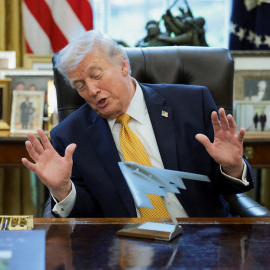 El presidente de EEUU, Donald Trump, observa una maqueta de un bombardero B-2 durante la firma de una orden ejecutiva que crea un grupo de trabajo antifraude encabezado por el vicepresidente J.D. Vance, en el Despacho Oval de la Casa Blanca en Washington.