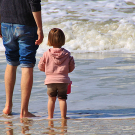 Padre e hija en la playa