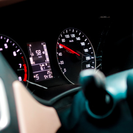 El velocímetro de un coche marca los 60mkh