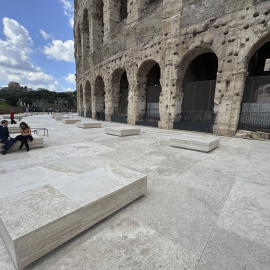 La nueva pavimentación exterior en mármol blanco que rodea el Coliseo de Roma.