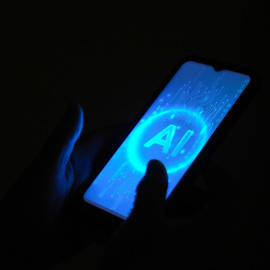 Un móvil con las siglas AI de Artificial Intelligence (Inteligencia Artificial).