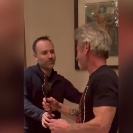 El actor Sean Penn recibe de manos del director de los ferrocarriles estatales de Ucrania una réplica del Oscar hecho con el metal de un tren bombardeado por Rusia.