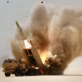 Un sistema HIMARS del Ejército de EE. UU. lanza cohetes contra objetivos en Irán durante la operación Epic Fury