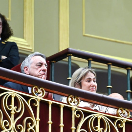Marisol Burón, madre de la joven asesinada Marta Calvo; y el presidente de la Asociación Marta Calvo, Marino Navarro; en la tribuna de invitados durante una sesión plenaria en el Congreso de los Diputados