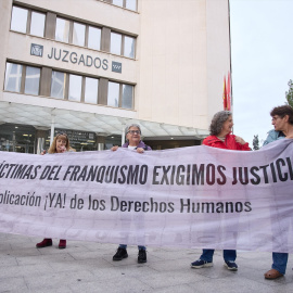 Varios activistas protestan frente a los juzgados de Plaza de Castilla