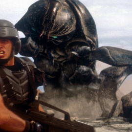 'Starship Troopers' (1997) ha pasado de ser incomprendida en su momento a una pequeña joya de culto.