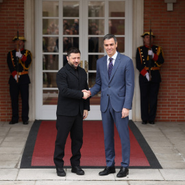 El presidente del Gobierno, Pedro Sánchez (d), recibe al presidente de Ucrania, Volodímir Zelenski (i), en La Moncloa, a 18 de marzo de 2026