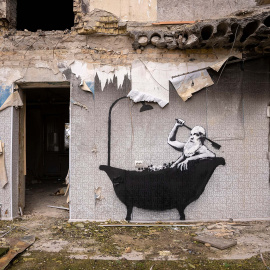 Banksy, hombre en una bañera