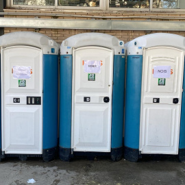 Els lavabos portàtils que s'han instal·lat pels alumnes i professors