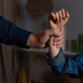 Niño víctima de maltrato infantil.