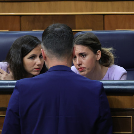 La secretaria general de Podemos, Ione Belarra, y la eurodiputada morada, Irene Montero, conversan con el portavoz de ERC, Gabriel Rufián, durante una sesión plenaria en el Congreso.