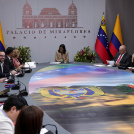 La Presidenta interina de Venezuela, Delcy Rodríguez, asiste a una reunión con los ministros.