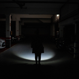 Una persona en un parking durante el apagón.