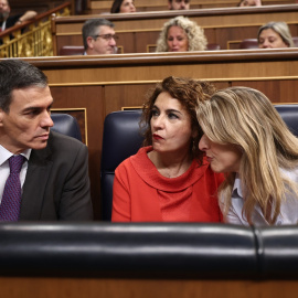 El presidente del Gobierno, Pedro Sánchez; la vicepresidenta primera y ministra de Hacienda, María Jesús Montero, y la vicepresidenta segunda y ministra de Trabajo y Economía Social, Yolanda Díaz, durante una sesión de control al Gobierno, en el Congreso