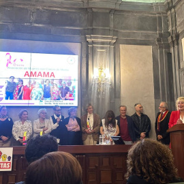 La presidenta de AMAMA, Ángela Claverol, recoge el premio a la "Transformación Social" otorgado por la Red de Activistas de Sevilla.