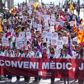 Una imatge de la manifestació de metges d'aquest divendres, per reclamar un conveni propi. 20/03/2026