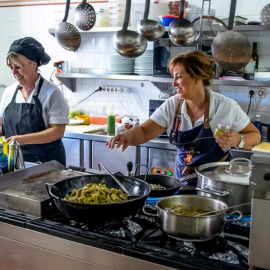 Imagen de archivo de dos cocineras en un restaurante de Toledo.