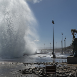 Fuerte oleaje por la borrasca Therese en Arrecife (Lanzarote).