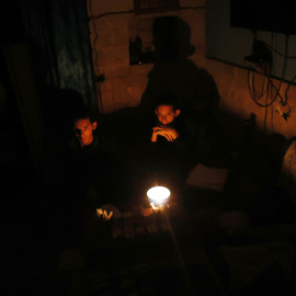 Ua casa sin electricidad este sábado, en La Habana (Cuba).