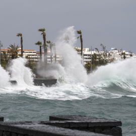 Olas y viento en el litoral de Arrecife (Lanzarote).