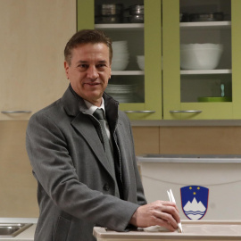 El primer ministro Robert Galob ejerciendo su derecho al voto