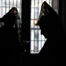 Imagen de archivo de dos mujeres antes de una procesión.