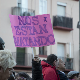Concentración de condena y rechazo ante el asesinato de una mujer a manos de expareja en Zaragoza.