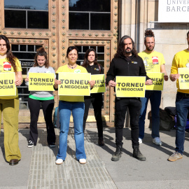 Representants d'USTEC, Professors de Secundària, CGT i la Intersindical a les portes de la UB