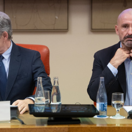 El presidente de PP, Alberto Núñez Feijóo, y el vicesecretario de Educación e Igualdad del PP, Jaime de los Santos , durante la celebración de la jornada ‘8 de marzo. Día Internacional de la Mujer’ en el Congreso.