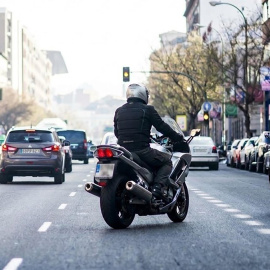 Fotografía de archivo de un motorista circulando.