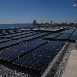 Instalación de nuevas placas solares del Hospital del Mar, a 16 de marzo de 2026, en Barcelona.