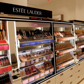 Un expositor con productos de Estée Lauder en una tienda en Nueva York.