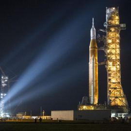 El cohete Space Launch System (SLS) y la nave espacial Orion, sujetos a la plataforma de lanzamiento móvil.