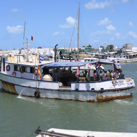 El barco 'Maguro' de la delegación mexicana del convoy Nuestra América zarpa con destino a Cuba.