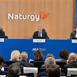 El presidente de Naturgy, Francisco Reynés (c), durante la junta de accionistas de la energética.