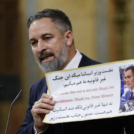 El líder de Vox, Santiago Abascal, durante su intervención en el pleno del Congreso, de este miércoles ante el que el Ejecutivo explica su posición contra la guerra en Irán e informará de las medidas adoptadas para combatir sus efectos.
