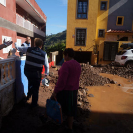 Unos vecinos en la localidad costera de El Pris (Tenerife), desalojados por las fuertes lluvias por el paso de la borrasca Therese.