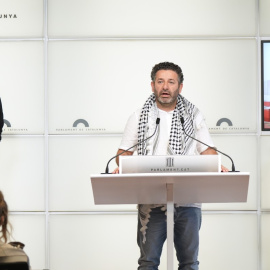 Saif Abukeshek, coordinador de la Global Sumud Flotilla, en una roda de premsa al Parlament aquest dimecres. 25/03/2026