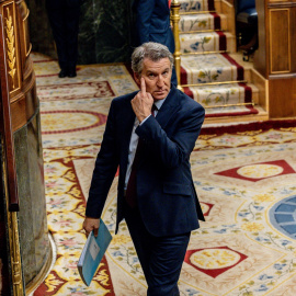 El presidente del Partido Popular, Alberto Núñez Feijóo, a su salida de una sesión de control al Gobierno, en el Congreso, a 25 de marzo de 2026, en Madrid (España).