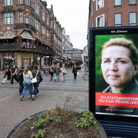 Un anuncio electoral de Mette Frederiksen en Copenhague el 24 de marzo de 2026.