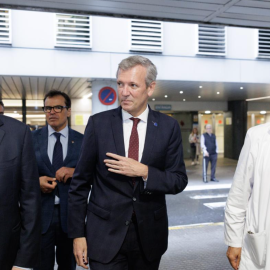 El presidente de la Xunta, Alfonso Rueda (centro), con el conselleiro de Sanidade, Antonio Gómez Caamaño, duranta una visita a un hospital de A Coruña.