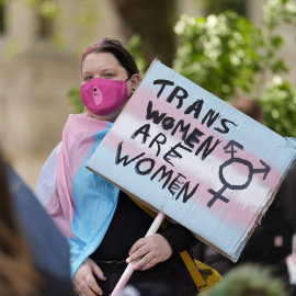 Activistas participan en una manifestación organizada por grupos de derechos trans, sindicatos y organizaciones comunitarias en Parliament Square, en el centro de Londres