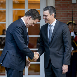 El presidente del Gobierno, Pedro Sánchez (d), recibe al secretario general de la OTAN, Mark Rutte (i) en una imagen de archivo.