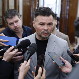 El portaveu d'ERC al Congrés dels Diputats Gabriel Rufián atén els mitjans en el marc del ple, aquest dijous.