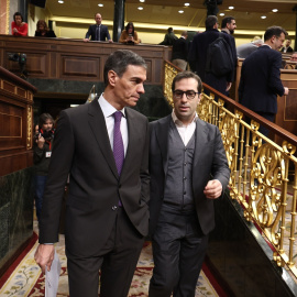 El presidente del Gobierno, Pedro Sánchez (i), y el ministro de Economía y Comercio, Carlos Cuerpo (d), durante una sesión de control al Gobierno, en el Congreso de los Diputados, a 25 de febrero de 2026