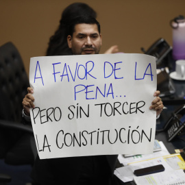 El diputado por la Alianza Republicana Nacionalista Francisco Lira, en una sesión plenaria este jueves, en San Salvador (El Salvador).