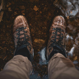 El barro puede dañar el tejido de las botas de montaña, por eso es importante limpiarlo cuanto antes sea posible.