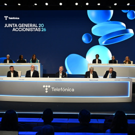 El presidente ejecutivo de Telefónica, Marc Mutra (c), interviene en la junta de accionistas de la operadora.