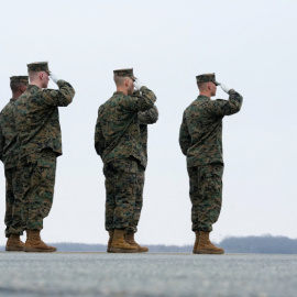 Soldados estadounidenses saludan en un aeropuerto de Texas.