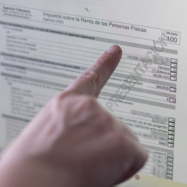 persona_hace_declaracion_renta_ordenador